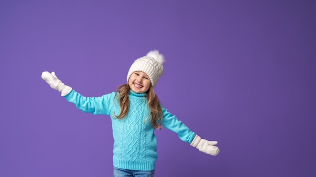 Glückliches kleines Mädchen in der Winterkleidung