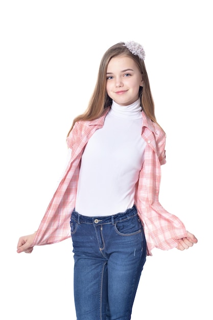 Glückliches kleines Mädchen in Freizeitkleidung posiert isoliert auf weißem Hintergrund