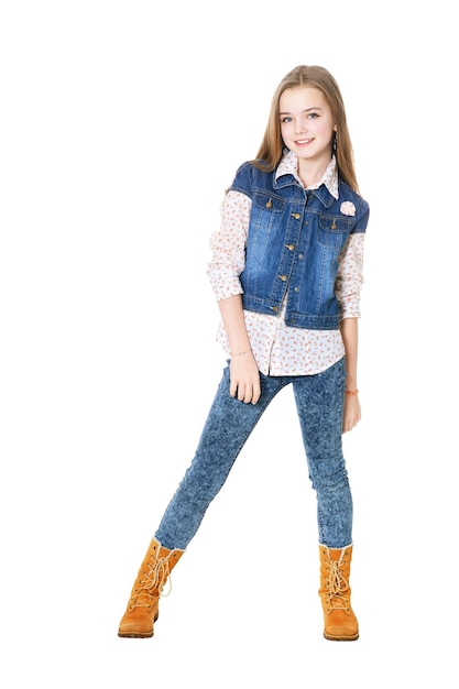 Glückliches kleines Mädchen in Jeans posiert auf weißem Hintergrund