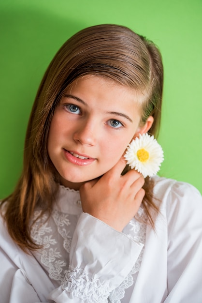 Glückliches kleines Mädchen mit Blume.