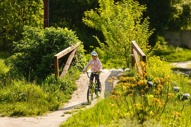 Glückliches kleines Mädchen mit ihrem Fahrrad