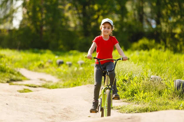 Glückliches kleines Mädchen mit ihrem Fahrrad