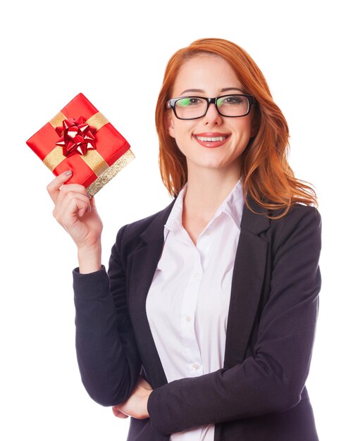 Glückliches Lächeln der jungen Geschäftsfrau halten Geschenkbox in den Händen. Auf weißem Hintergrund isoliert