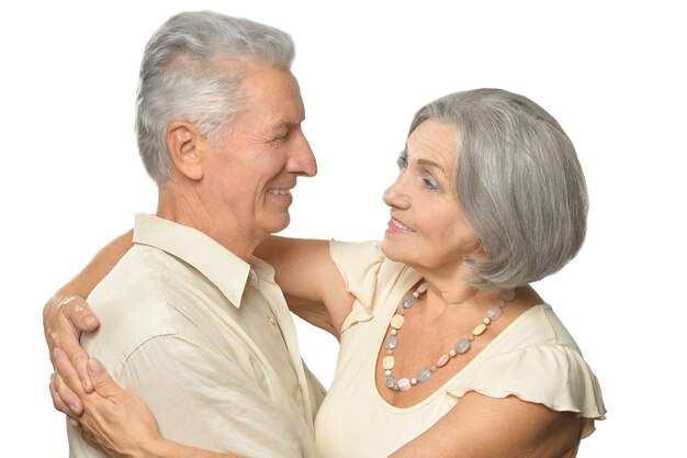 Glückliches lächelndes altes Paar auf weißem Hintergrund