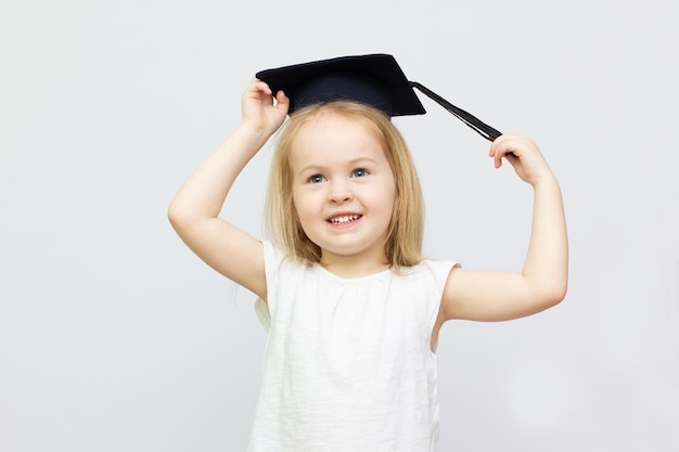 Glückliches lächelndes Mädchen in der Schuluniform