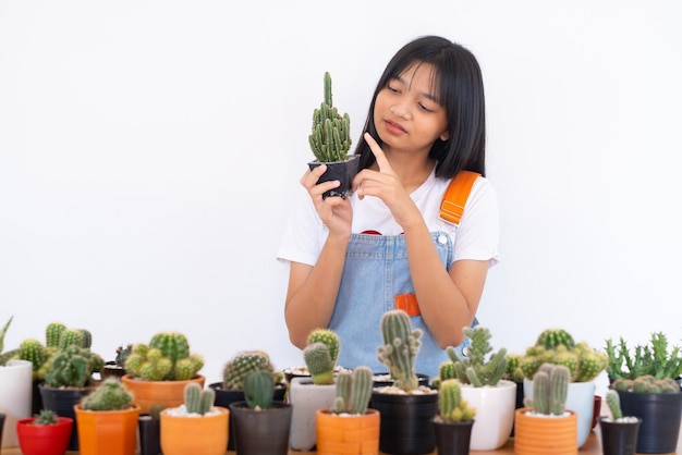 Glückliches lächelndes Mädchen mit Kaktus