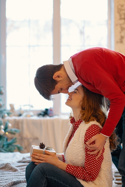 Glückliches liebendes Paar, das Weihnachten genießt