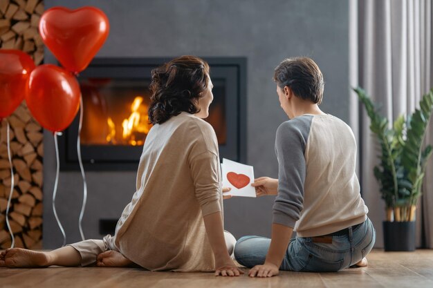 Glückliches Liebespaar am Valentinstag. Mann und Frau verbringen gerne Zeit zu Hause.