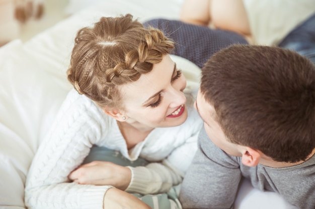 glückliches Liebespaar auf der Couch im Wohnzimmer