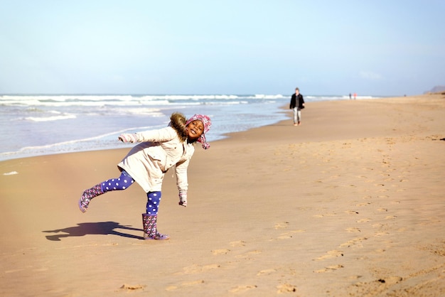 Glückliches Mädchen am Strand