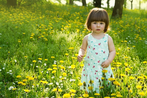 Glückliches Mädchen auf der Wiese mit weißen Blumen