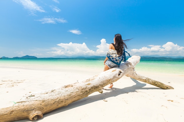 Glückliches Mädchen auf weißem Sandstrand und Longtailboot in Khang Khao Island (Hiebinsel),