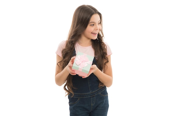 Glückliches Mädchen, das Geschenkbox lokalisiert auf Weiß hält Teenager-Mädchen, das mit Geburtstagsgeschenk lächelt