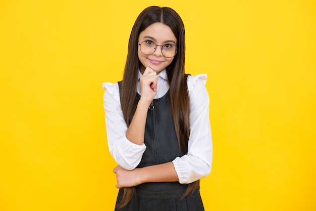 Glückliches Mädchen Gesicht positive und lächelnde Emotionen Kleines Kind Mädchen 1213 14 Jahre alt auf isoliertem Hintergrund Kinder Studioportrait Emotionales Kindergesicht