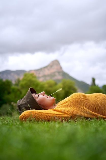 Glückliches Mädchen in einem Grasbett Frau genießen Natur und Berge