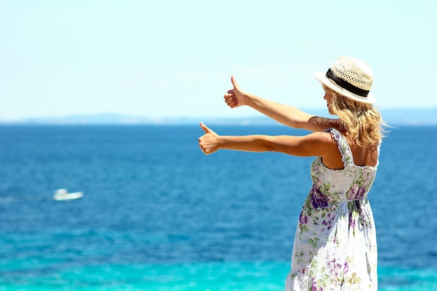 Glückliches Mädchen in einem Hut nahe dem Meer Griechenland im Sommer