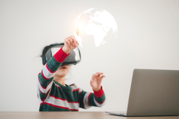 Glückliches Mädchen in Gläsern der virtuellen Realität. Augmented Reality, Wissenschaft, zukünftiges Technologiekonzept. vr. futuristische 3D-Brille