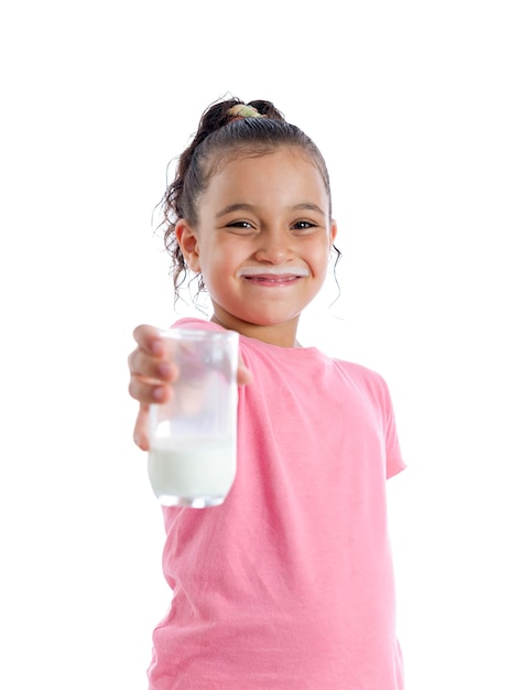 Glückliches Mädchen mit einem Glas Milch auf weißem Hintergrund