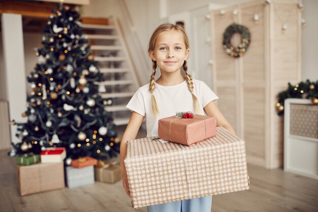 Glückliches Mädchen mit Geschenkboxen