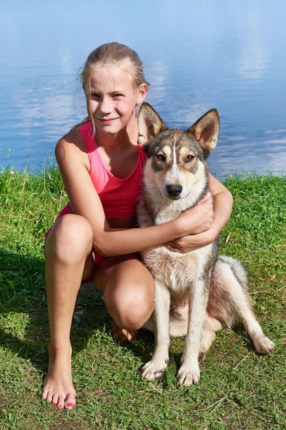 Glückliches Mädchen mit Hund