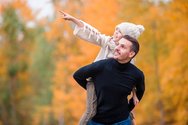 Glückliches Mädchen mit ihrem Vater