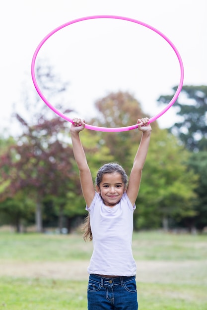 glückliches Mädchen spielt mit Hula Hoops