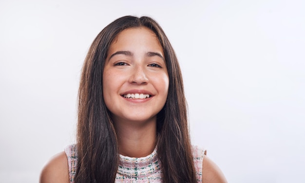 Glückliches Mädchen Teenager und Porträt für Wellness im Studio Pigmentierung und Selbstvertrauen für Melanin Weibliche Person Lächeln und stolz auf Haut auf weißem Hintergrund Mockup Raum und Freckles für Dermatologie