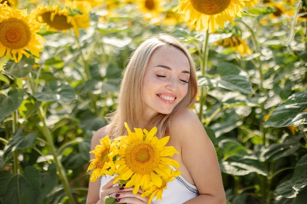 Glückliches Mädchen verbringt gerne Zeit auf einem Feld mit Sonnenblumen