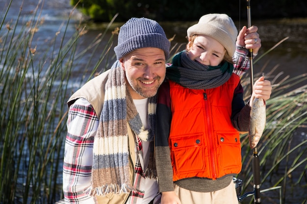 Glückliches Mannfischen mit seinem Sohn