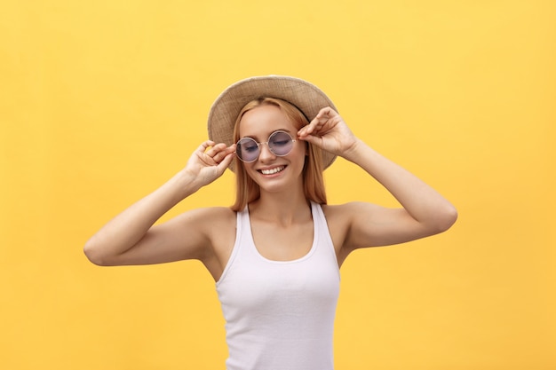 Glückliches nettes tragendes weißes T-Shirt der jungen Frau, das an den positiven Nachrichten oder am Geburtstagsgeschenk sich freut