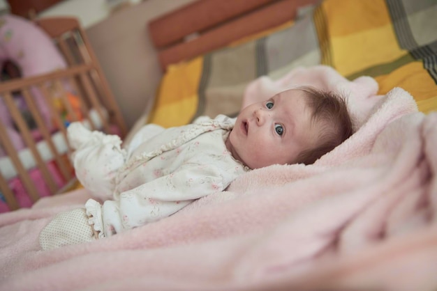 glückliches neugeborenes kleines Baby lächelndes Porträt