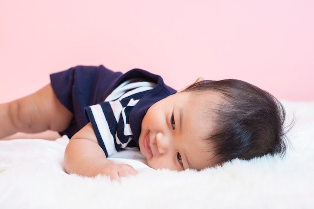 Glückliches neugeborenes nettes Baby