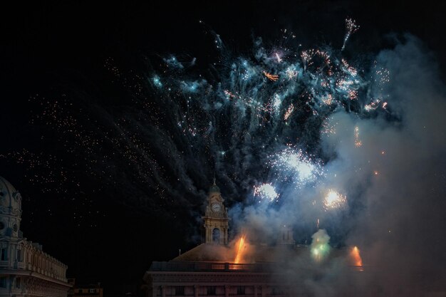 Glückliches Neujahrsfeuerwerk auf schwarzem Hintergrund