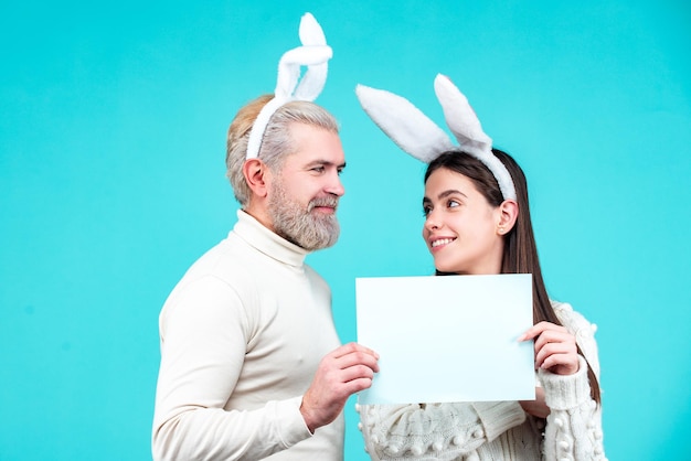 Glückliches Osterhasen-Paar, gekleidet in Kostüm Osterhase Hase auf blauem Hintergrund isoliert