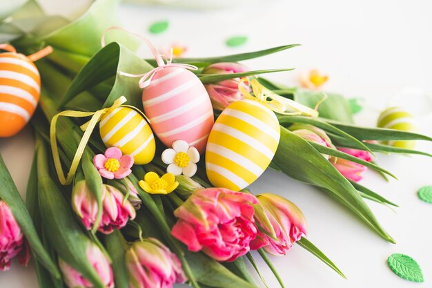 Glückliches Ostern stilvoll gefärbte Ostereier mit Frühlingsblumen