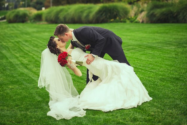 Glückliches Paar am Hochzeitstag. Im Herbst spazieren Braut und Bräutigam im Nationalpark.