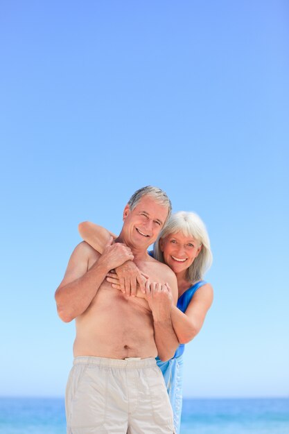 Glückliches Paar am Strand