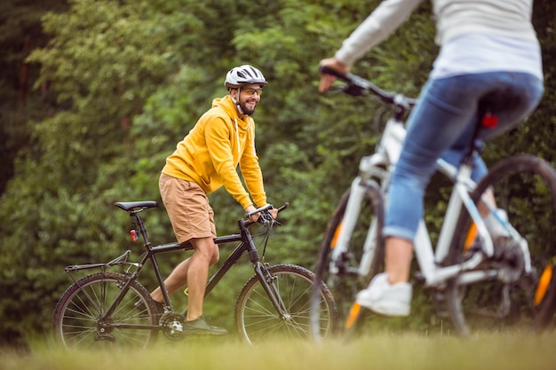 Glückliches Paar auf einer Fahrradfahrt