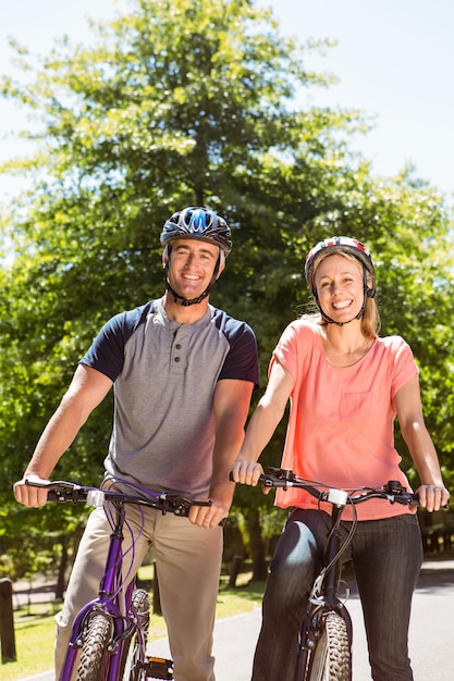 Glückliches Paar auf einer Radtour