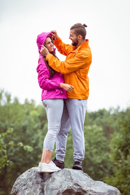 Glückliches Paar auf einer Wanderung