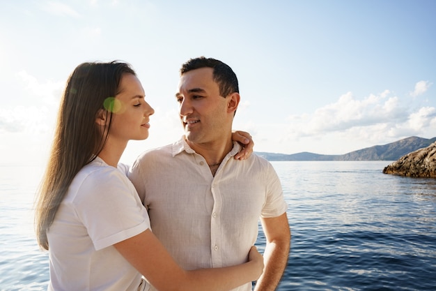 Glückliches Paar auf einer Yacht im Sommer im romantischen Urlaub