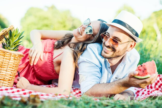 Glückliches Paar bei einem Picknick