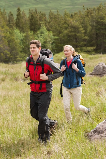 Glückliches Paar dargelegt auf einer Wanderung