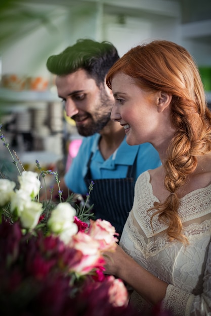 Glückliches Paar, das Blumen arrangiert