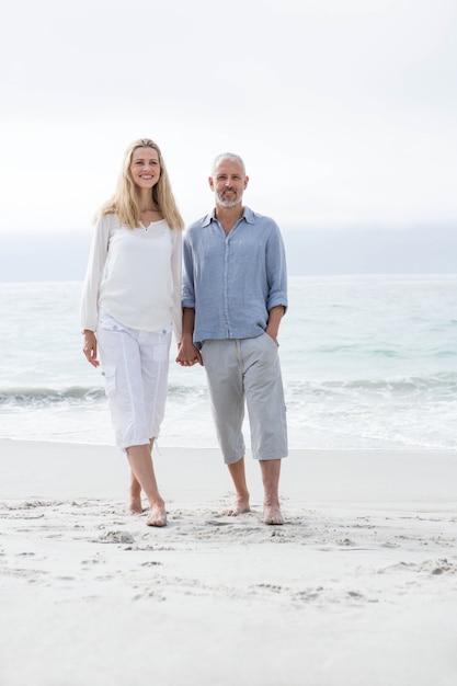 Glückliches Paar, das durch das Meer geht