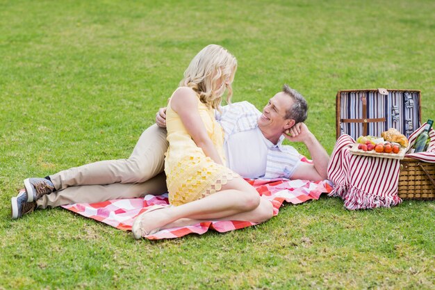 Glückliches Paar, das ein Picknick draußen hat