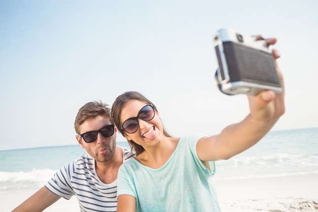 Glückliches Paar, das ein selfie nimmt