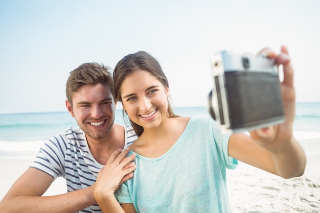 Glückliches Paar, das ein selfie nimmt