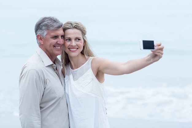 Glückliches Paar, das ein selfie nimmt