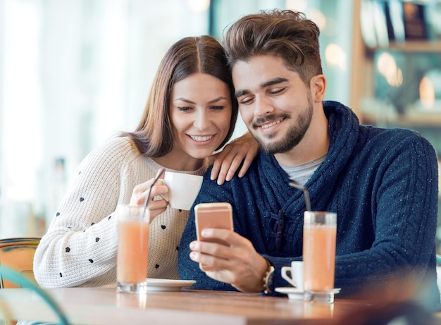 Glückliches Paar, das einen Kaffee im Café genießt